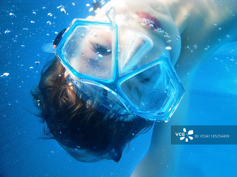 水下男孩图片素材