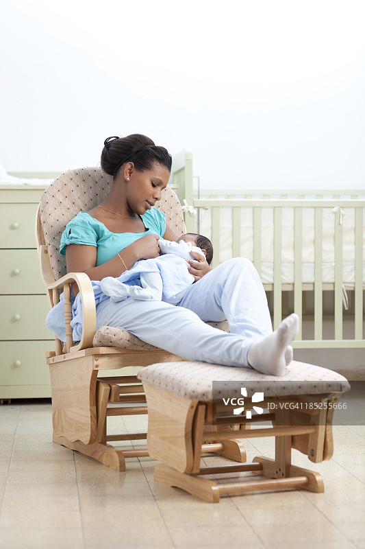 坐在摇椅上抱着婴儿的女人图片素材