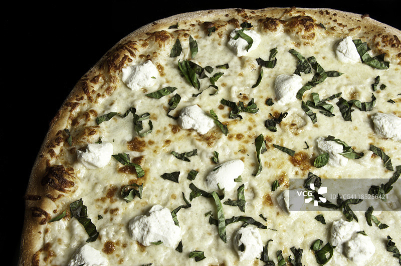 四种奶酪和罗勒白色披萨图片素材