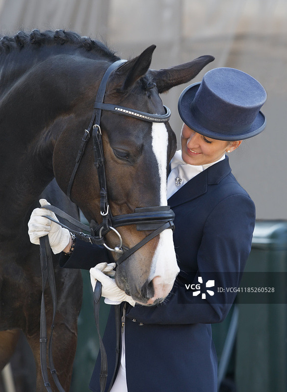 盛装舞步骑手和她的马图片素材