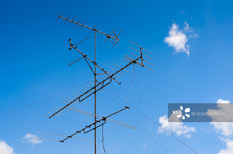 电视天线和蓝天图片素材