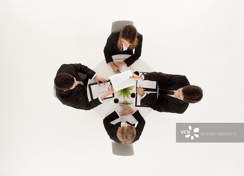 商人向会议中的同事递交文件图片素材