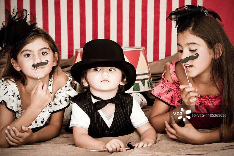 可爱马戏团团长与助手图片素材