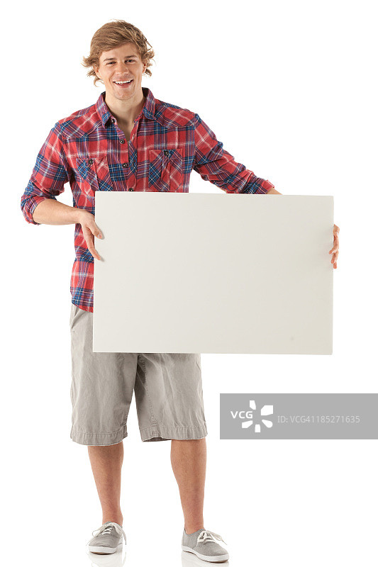 快乐的男人拿着标语牌的肖像图片素材