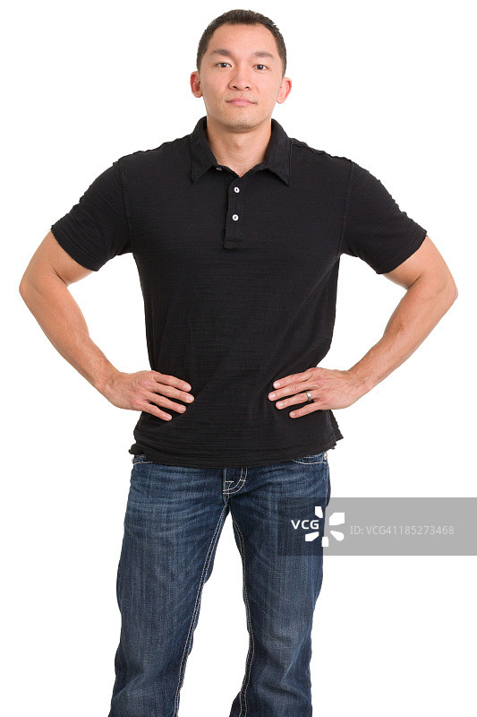 双手叉腰的亚洲男人图片素材