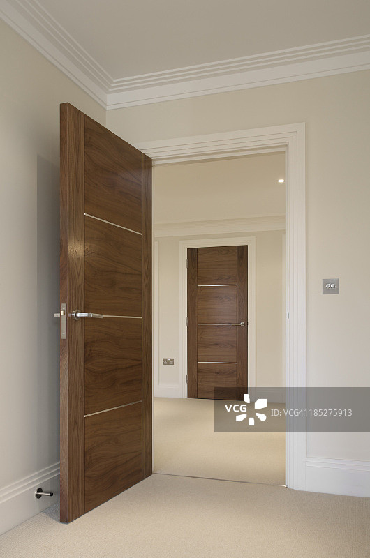 通往走廊的打开的门图片素材