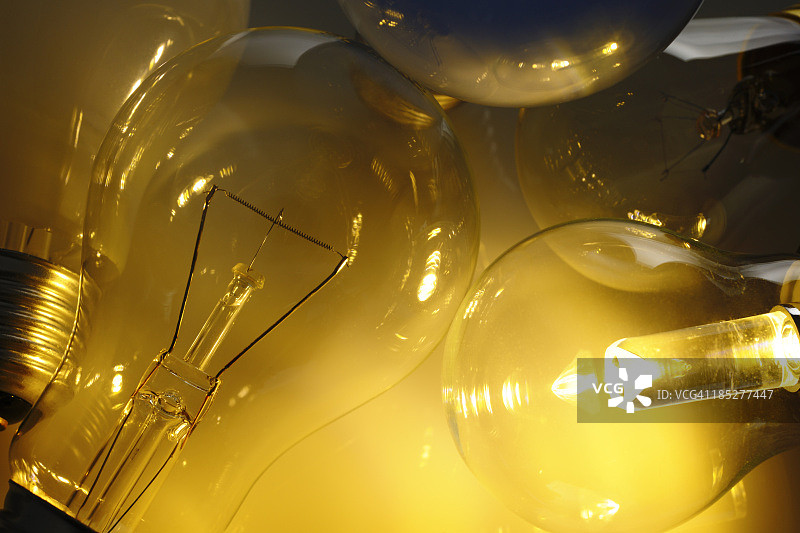 旧灯泡群中的LED灯泡图片素材