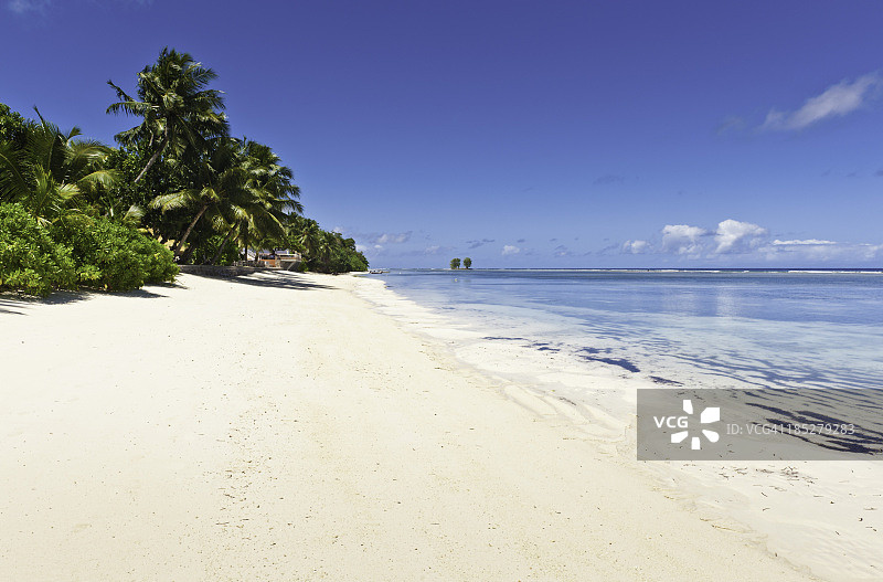 田园般的热带岛屿海滩度假胜地图片素材