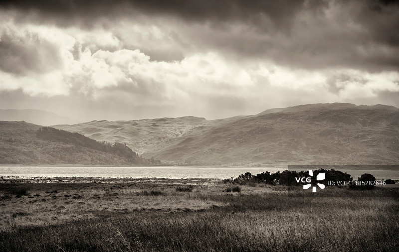 黑白风景下的阿辛特湖图片素材