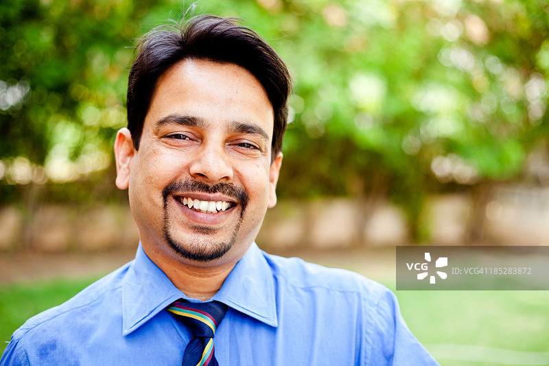 一位自信开朗的印度商人户外肖像图片素材