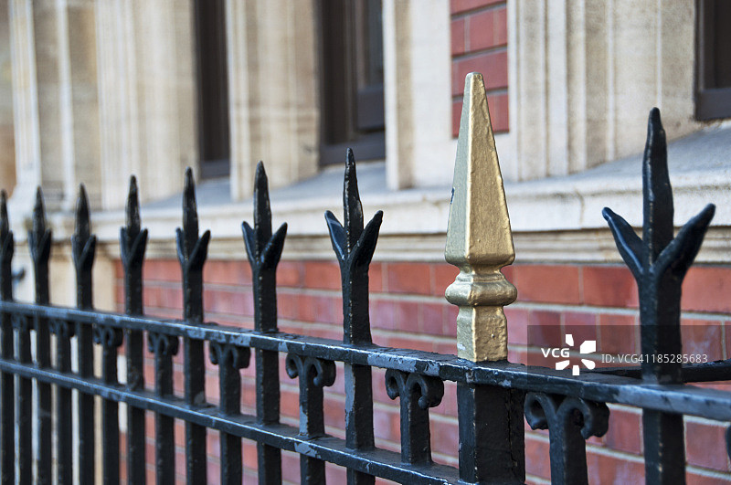 锻铁栅栏的尖顶栏杆图片素材