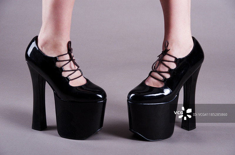 穿黑色高跟厚底鞋的内八字脚图片素材