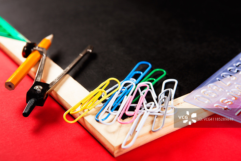 文具与黑板一角特写图片素材