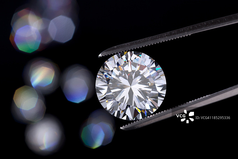 手持钻石珠宝图片素材