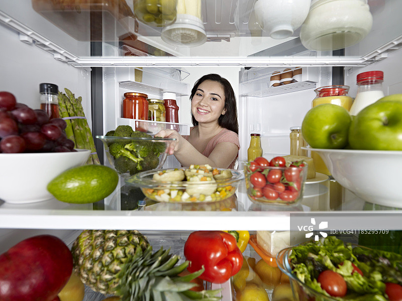 从冰箱里拿健康食品图片素材