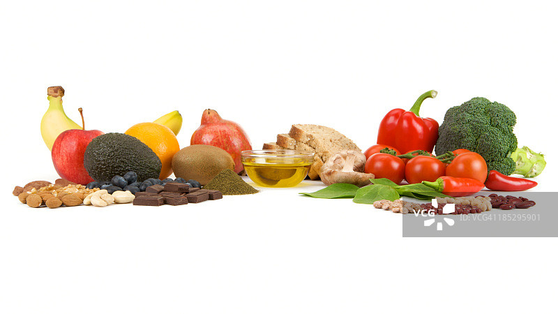 白色背景上的健康食品组合，常被称为超级食品图片素材