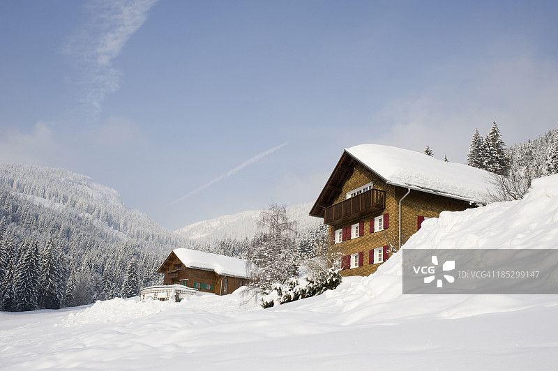 奥地利里兹勒恩克莱因瓦尔斯ertal的典型木屋图片素材
