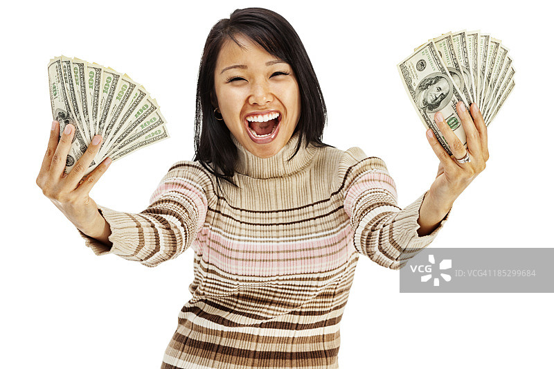 兴奋的年轻女子拿着钱图片素材