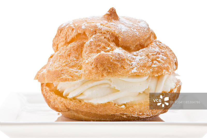 白色盘子里的奶油泡芙图片素材