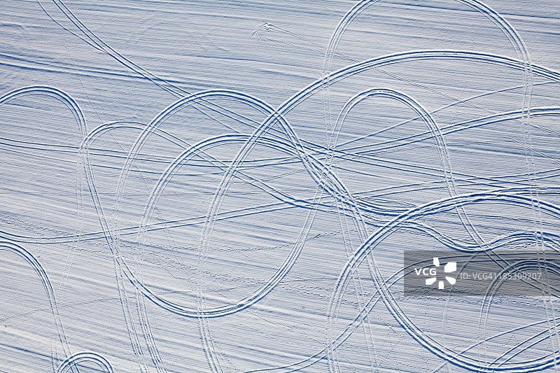 雪地上的汽车车辙图片素材