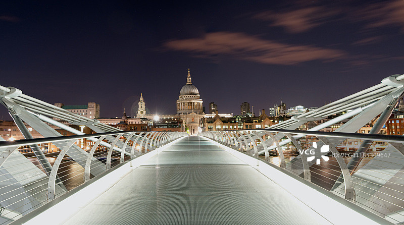 夜晚的圣保罗大教堂和千禧桥图片素材