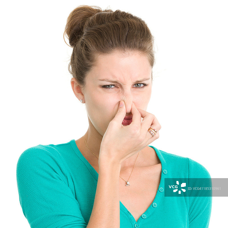 捏鼻子的年轻女子图片素材