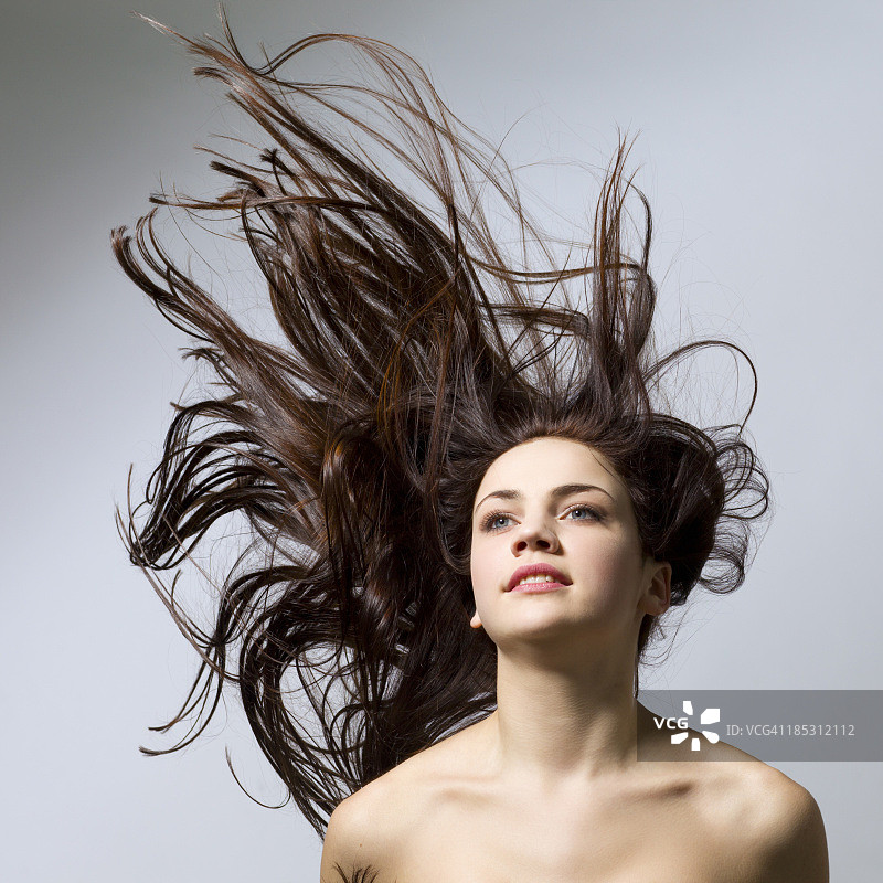 拥有一头美丽的秀发的年轻女子图片素材