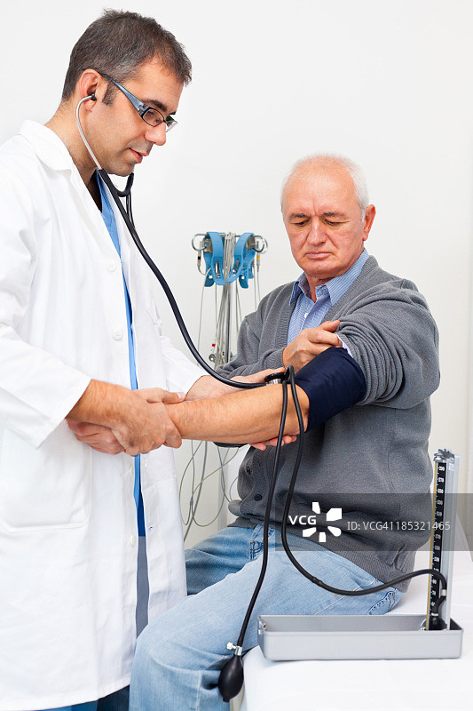 医生为病人检查血压图片素材