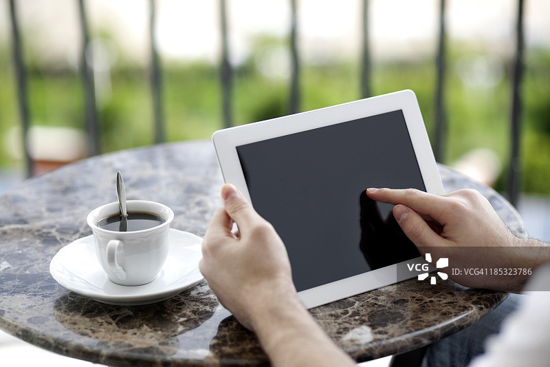 手指指向数字平板电脑图片素材