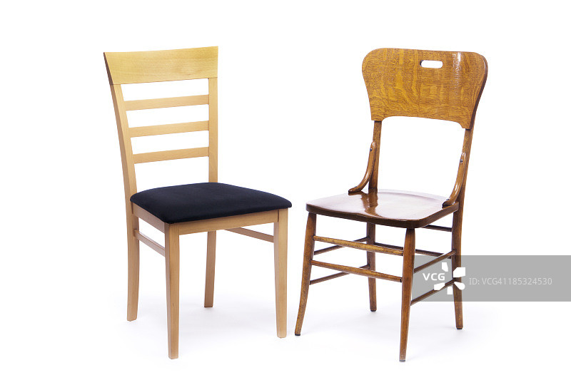 两把椅子，一新一旧，彼此相邻图片素材
