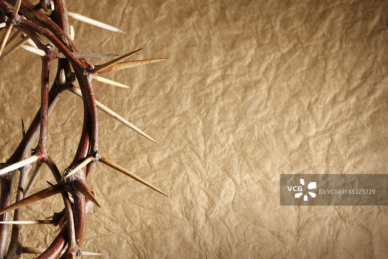金色背景上的荆棘冠图片素材