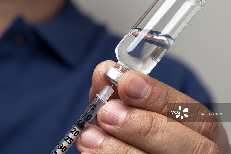 准备注射胰岛素的注射器图片素材