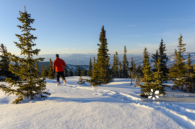 滑雪者在原始山脉的皑皑白雪中图片素材