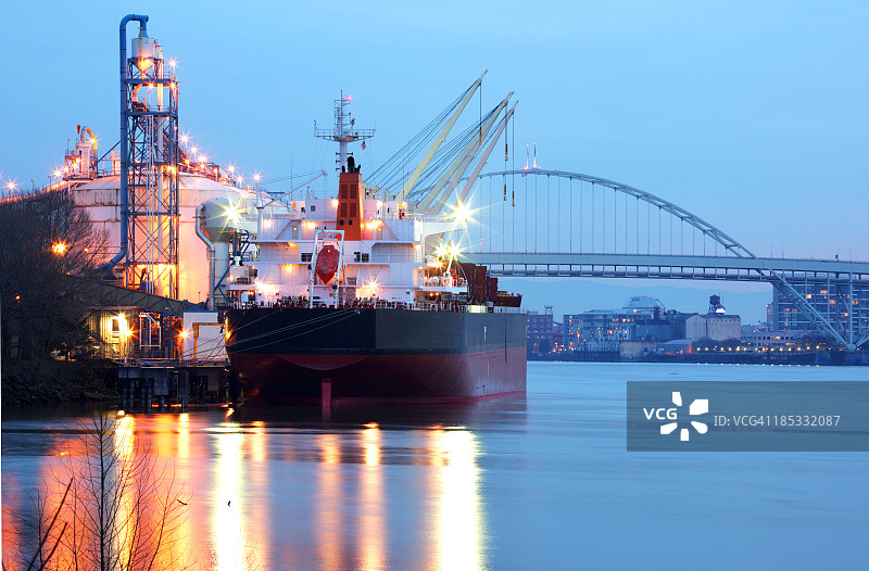 波特兰港口河上的货船图片素材