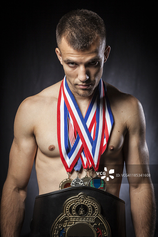 男拳击手佩戴冠军腰带和奖牌图片素材