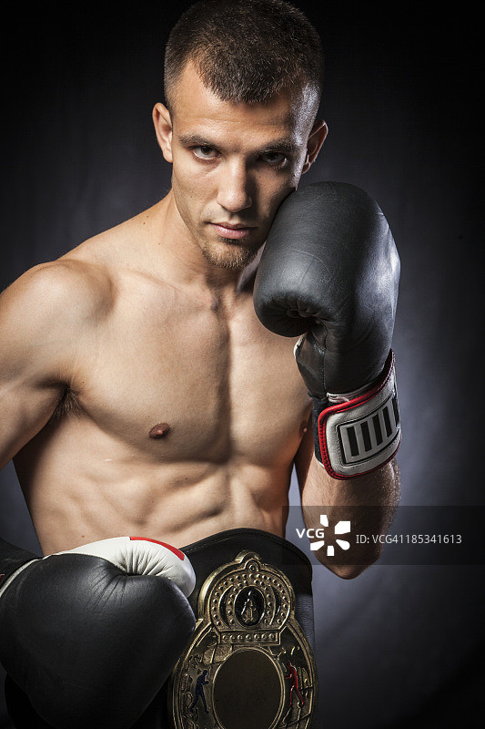 佩戴冠军腰带的男拳击手图片素材