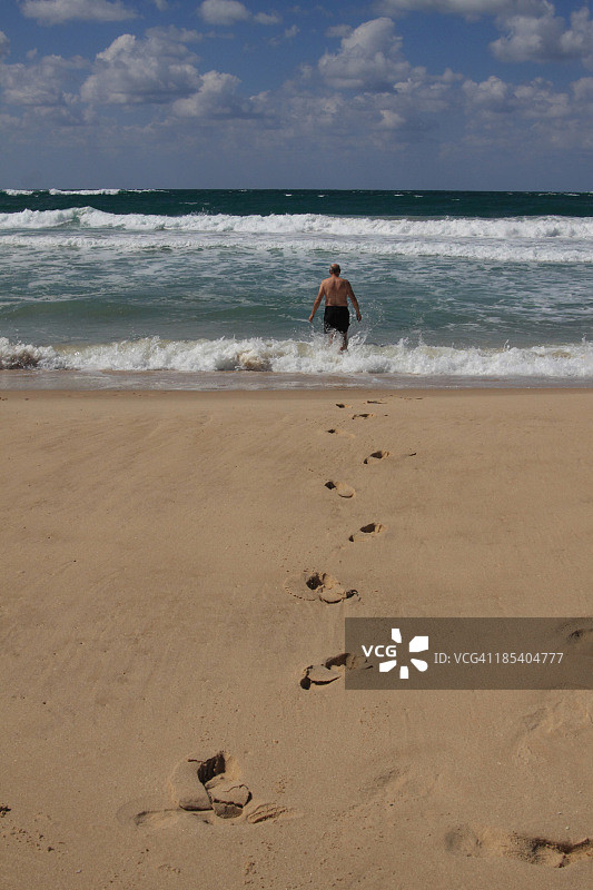 在海滩上的老年人图片素材