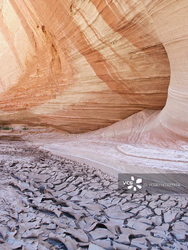 帕里亚河岩壁上的沙漠漆图片素材