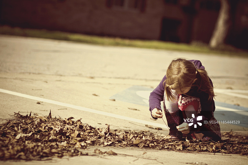 女孩坐在树叶中图片素材