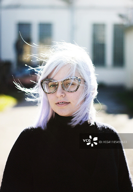 一头丁香色头发的女孩图片素材