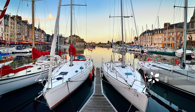 旧盆地的船只图片素材