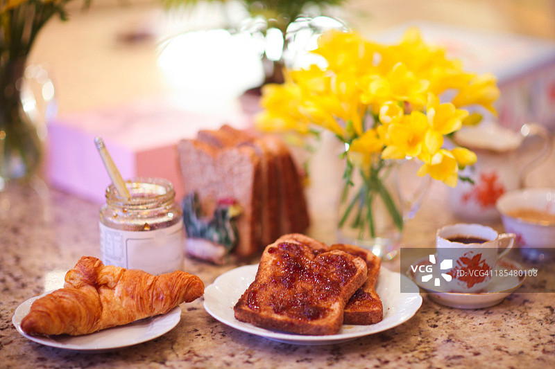 吐司和羊角面包早餐图片素材