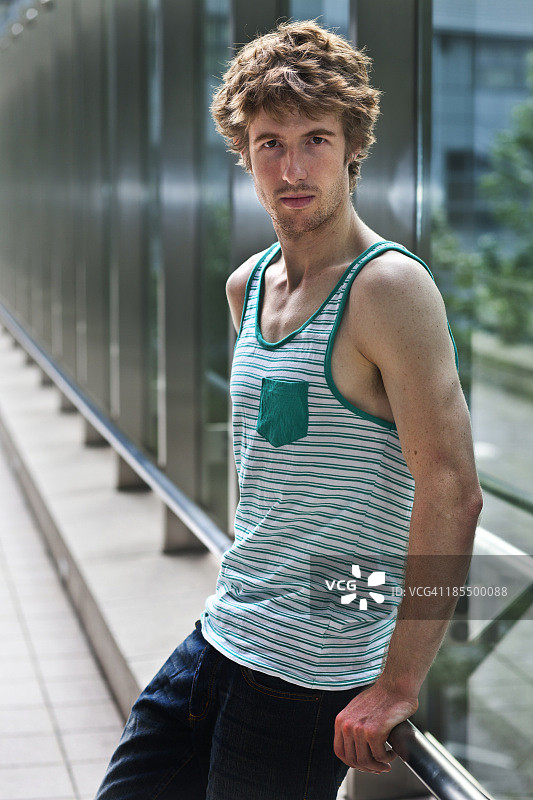 年轻男人穿着条纹衬衫图片素材