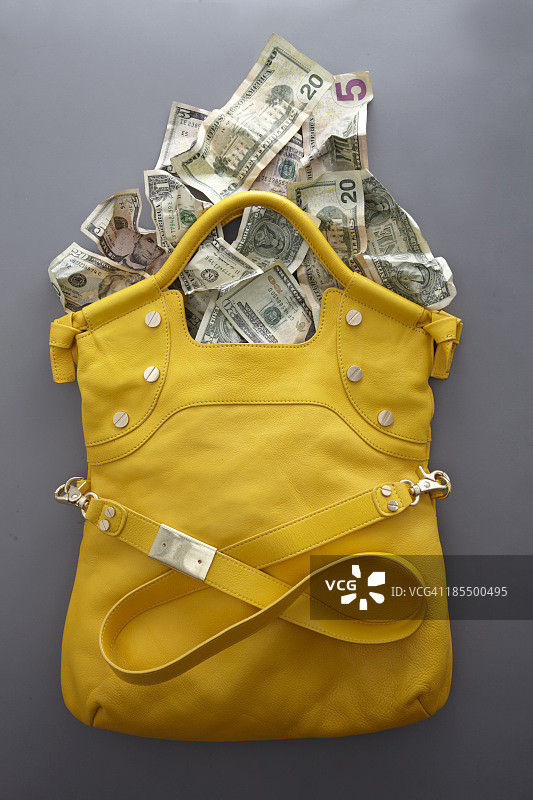 从手提包里洒出的钱图片素材