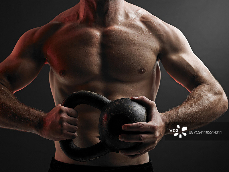男人拿着哑铃图片素材