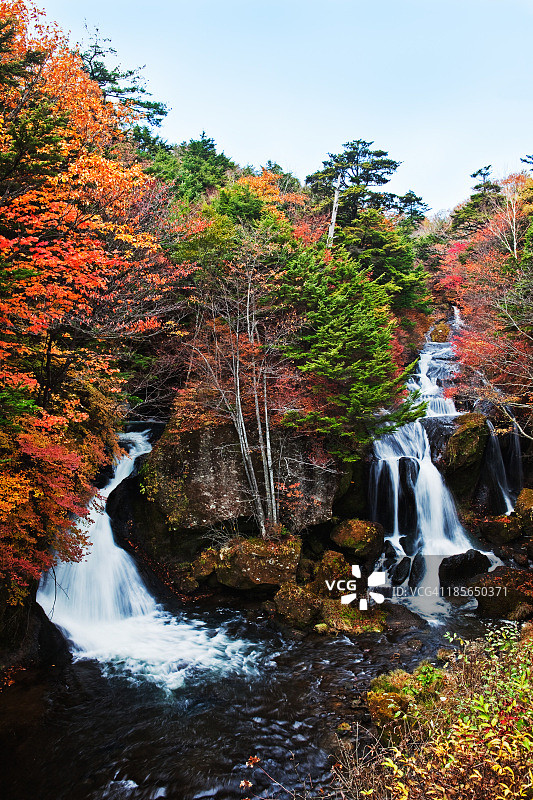 日本秋季的龙珠瀑布图片素材