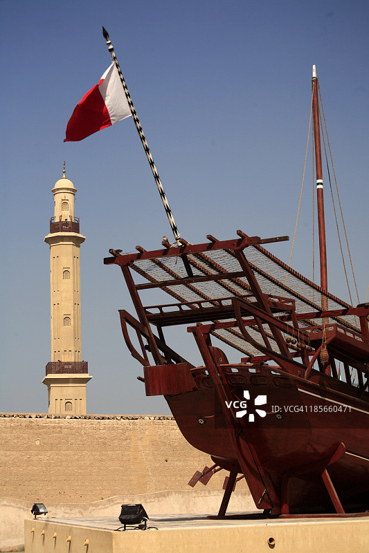 迪拜杜尔的阿拉伯三角帆船和宣礼塔图片素材