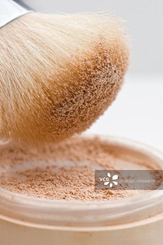 带大化妆刷的粉饼图片素材