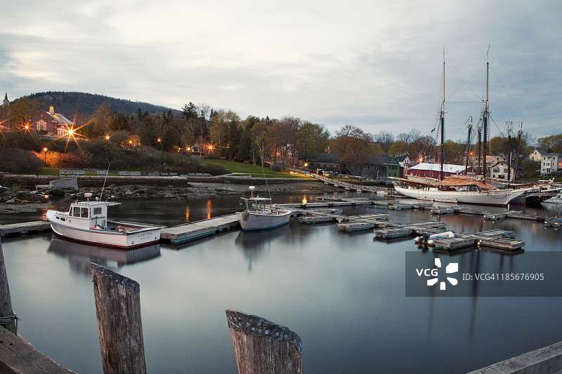 缅因州卡姆登港的黄昏图片素材
