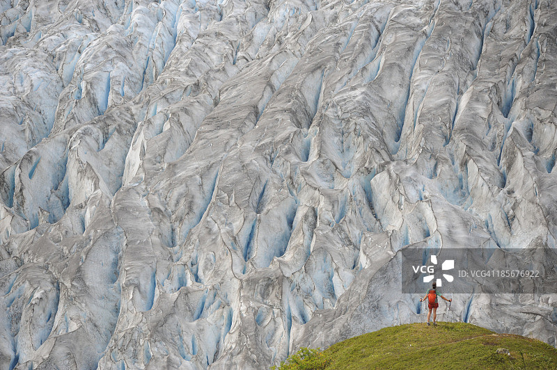 背包客徒步穿越阿拉斯加苏厄德附近凯奈峡湾国家公园的哈丁冰原图片素材